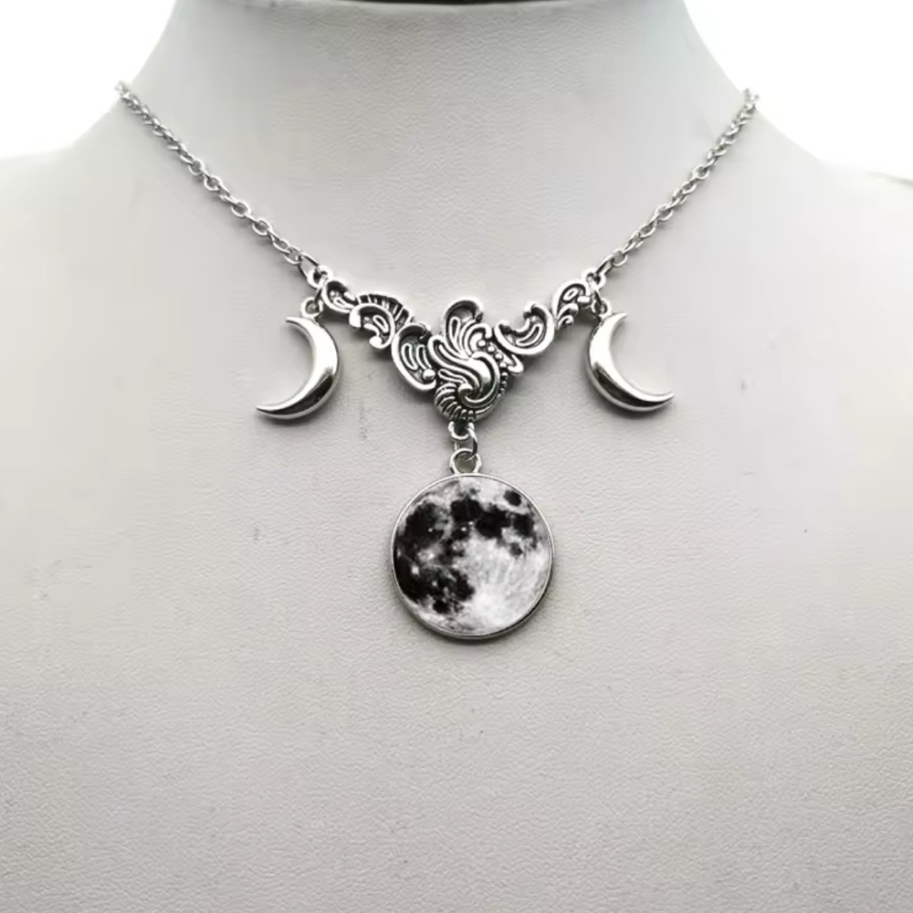 Moon Pendent Necklace 🌙